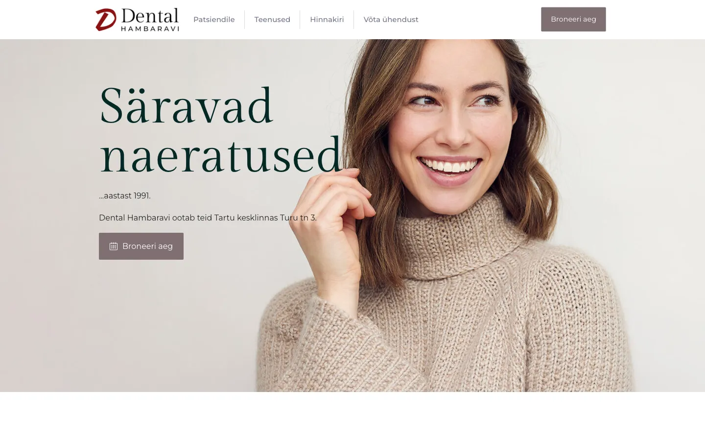 dental.ee avaleht: seriifkirjas pealkiri naeratava patsiendi foto kõrval ja broneerimisnupp nende all.
